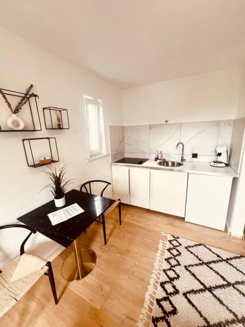 Ferienwohnung An Der Uniklinik Mit Eigener Kueche Und Renoviertem Badezimmer Homburg  Exterior photo